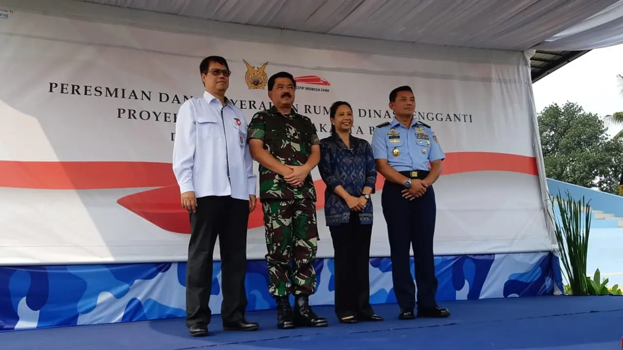 TNI AU menerima serah terima kunci rumah dinas pengganti yang terelokasi proyek pembangunan kereta cepat Jakarta-Bandung. (Dok Kementerian BUMN)