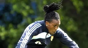 Pemain Real Madrid, Royston Drenthe ketika berlatih di kamp konsentrasi klub di Dublin, Irlandia, 17 Juli 2009. Real Selain berlatih, Real Madrid juga melakukan partai persahabatan. AFP PHOTO/MIGUEL RIOPA