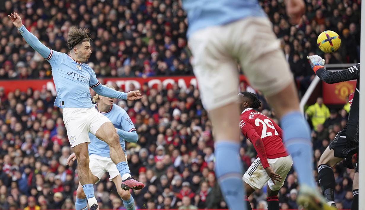 Pemain Manchester City, Jack Grealish menyundul bola ke gawang Manchester United yang membuahkan gol pada menit ke-60 dalam pertandingan yang bertajuk derby Manchester tersebut. (AP Photo/Dave Thompson)