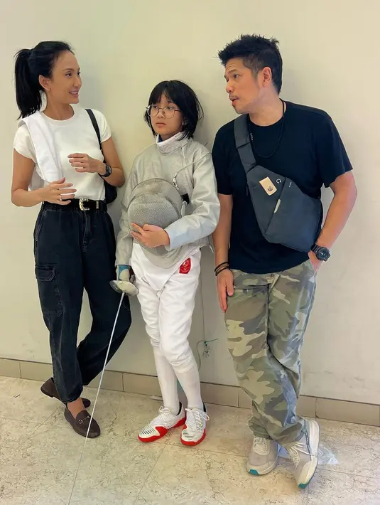 Sebagai orangtua, Baim dan Artika Sari Devi hanya terus memberikan support yang telah menjadi keinginan anak-anaknya. "Congrats ya @abbeyabiela dan @zoeibrahim_ …as usual kami cmn team penyemangat..maju teruss gaes… Ohya selamat hari anak Nasional," tulis Baim. [Instagram/baimguitar]