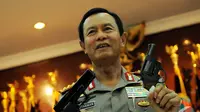 Kapolri Jenderal Sutarman memperlihatkan senjata api rakitan yang diamankan polisi, Jakarta, Jumat (7/11/2014) (Liputan6.com/Faisal R Syam)