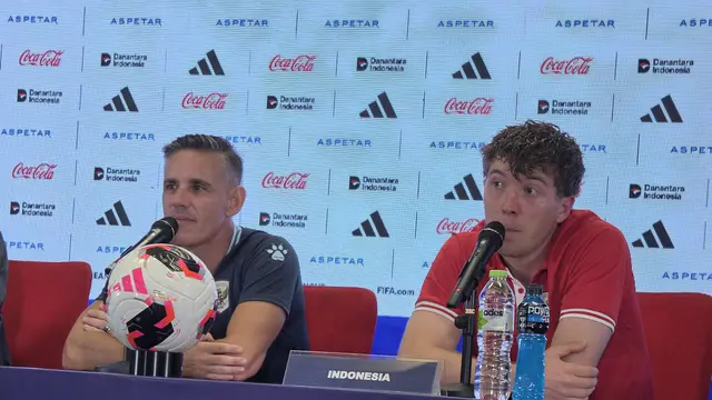 Pelatih timnas Indonesia John Herdman bersama Ole Romeny