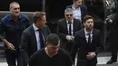 Bintang Barcelona, Lionel Messi (kanan) dan ayahnya, Jorge Horacio Messi mendapat pengawalan ketat saat menuju pengadilan di Kantor Pengadilan Barcelona, (2/6/2016). (AFP/Josep Lago)