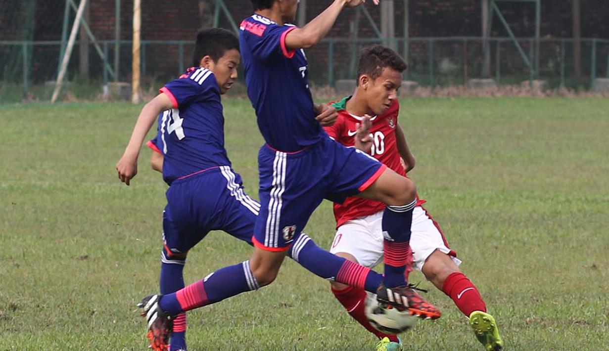 Kapten Timnas Indonesia U16, Egi Maulana, berebut bola dengan pemain Jepang U16 saat ujicoba di Lapangan Padepokan Voli Indonesia di Sentul, Bogor, Jawa Barat. Selasa (15/4). 