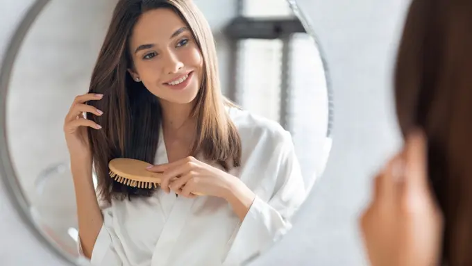 Bukan Sekadar Disisir Saja, Ternyata Begini Kiat Mendapatkan Rambut Lurus Alami yang Tepat