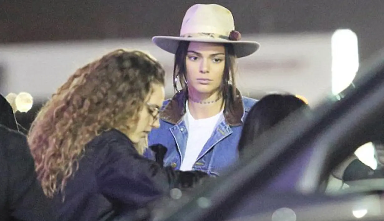 Meskipun bertemu di tempat konser yang sama, namun sampai saat ini belum diketahui apakah keduanya saling bertegur sapa atau tidak. Mengingat tersiar kabar ekspresi Kendall saat itu terlihat termenung. (doc.dailymail.com)