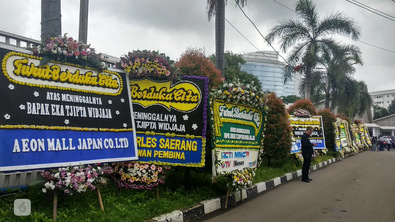 Karangan bunga untuk Eka Tjipta Widjaja di rumah duka.