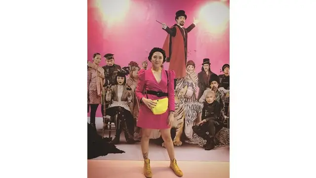 Saat menghadiri gala premiere film Abracadabra, Poppy Sovia terlihat anggun dengan dress berwarna merah muda.