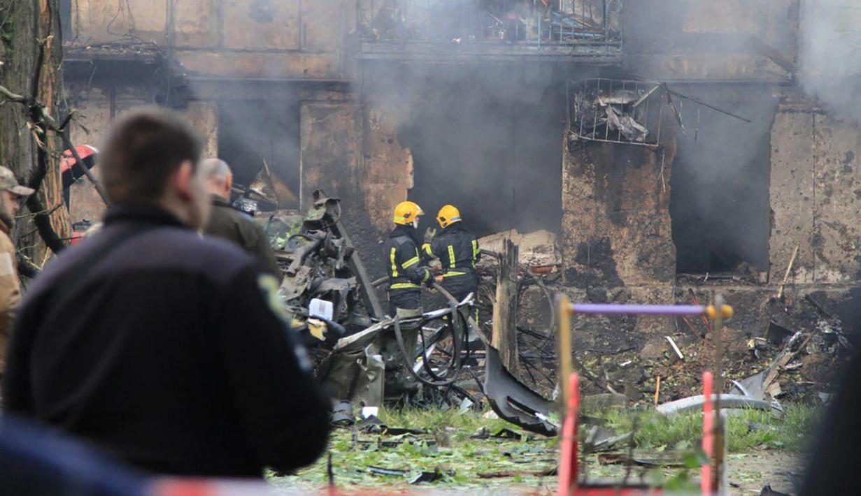 Petugas pemadam kebakaran memadamkan api di gedung perumahan lima lantai, lokasi serangan malam Rusia, di kota Rig Kryvyi, di tengah invasi Rusia ke Ukraina pada 13 Juni 2023.(Handout/The State Emergency Service Of Ukraine/AFP)