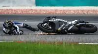 Pebalap Aspar MotoGP, Yonny Hernandez, terjatuh saat tes pra musim MotoGP 2016 di Sirkuit Sepang, Malaysia, (3/2/2016). (AFP/Mohd Rasfan)