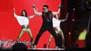 PSY bersama para dancer wanita bergoyang memeriahkan acara Oppo Selfie Fest di ICE Tangerang, Banten, Kamis (24/11). Penyanyi asal Korsel tersebut menutup konser tersebut dengan lagu andalannya "Oppa Gangnam Style." (Liputan6.com/Herman Zakharia)