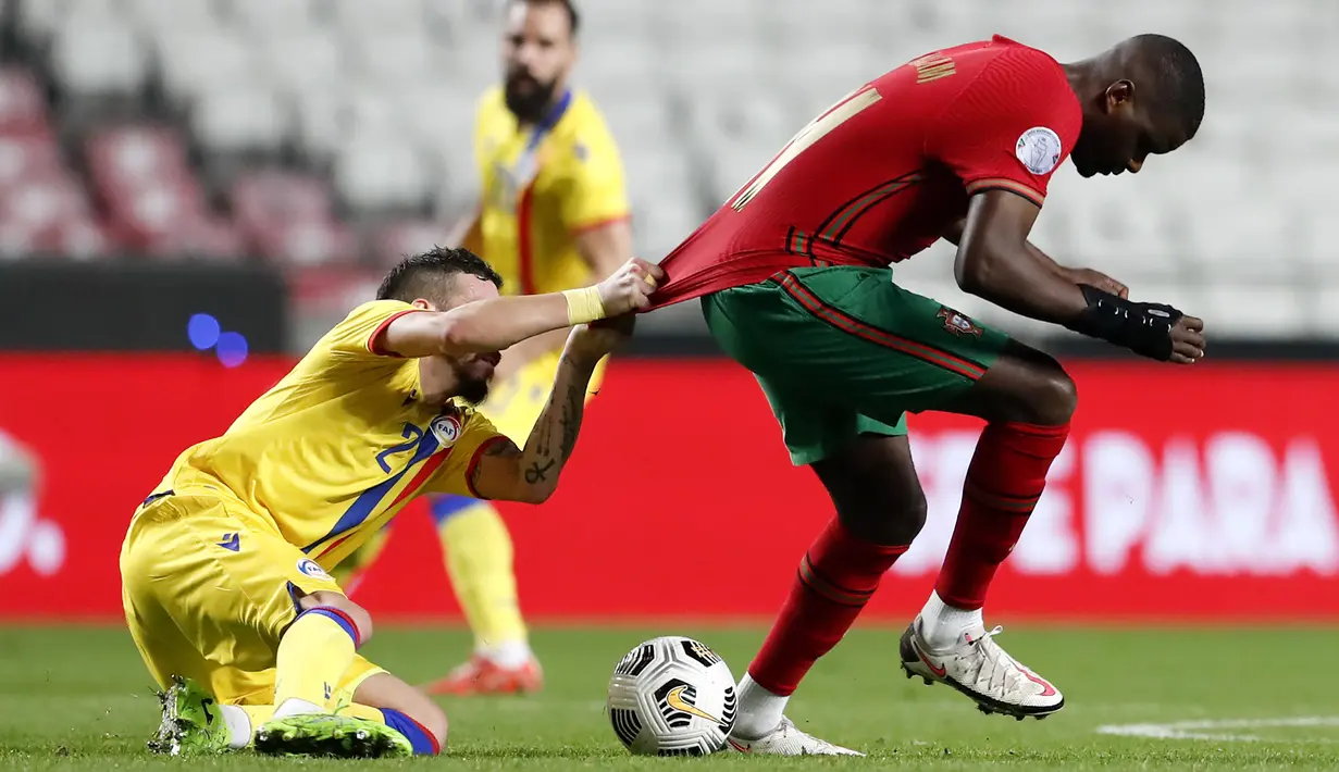 Pemain Andorra, Cristian Martinez menarik kaos pemain Portugal, William Carvalho dalam laga uji coba Internasional di Stadion Luz, Lisbon, Portugal, Kamis (12/11/2020) dini hari WIB. Andorra kalah telak 0-7 dari Portugal. (AP Photo/Armando Franca)