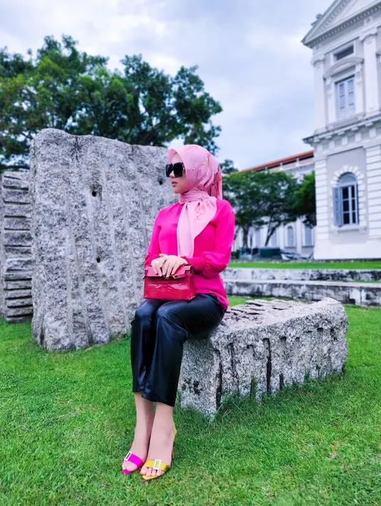 Pemilik nama lengkap Rini Fatimah Zaelani selalu pintar padupadankan pakaian yang ia pakai dengan hijabnya. Pakaian pink ini semakin membuatnya terlihat menawan. Tidak heran, perempuan berusia 40 tahun ini dipuji netizen karena parasnya kian terlihat awet muda meski sudah berkepala empat. (Liputan6.com/IG/@princessyahrini)
