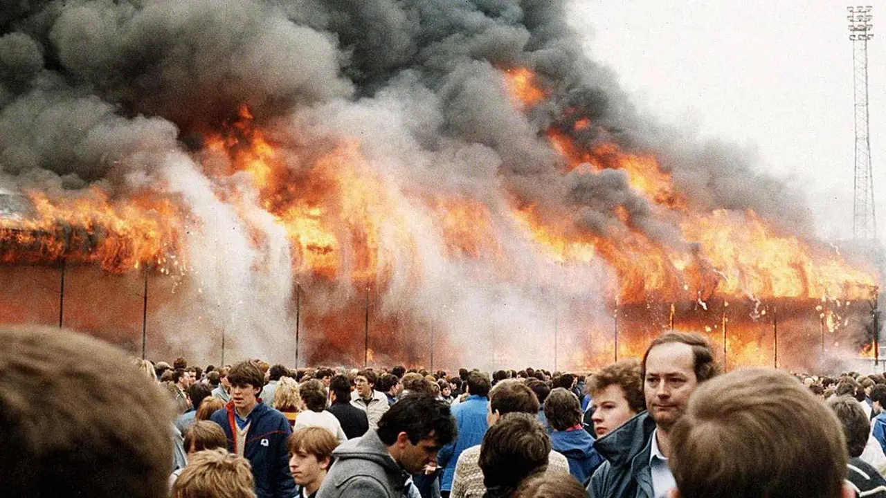Kebakaran hebat melanda stadion kota Bradford pada 11 Me 1985 (AFP/REX/Independent.co.uk)