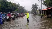Banjir di Depan Kantor Samsat Jakbar Setinggi Betis Orang Dewasa