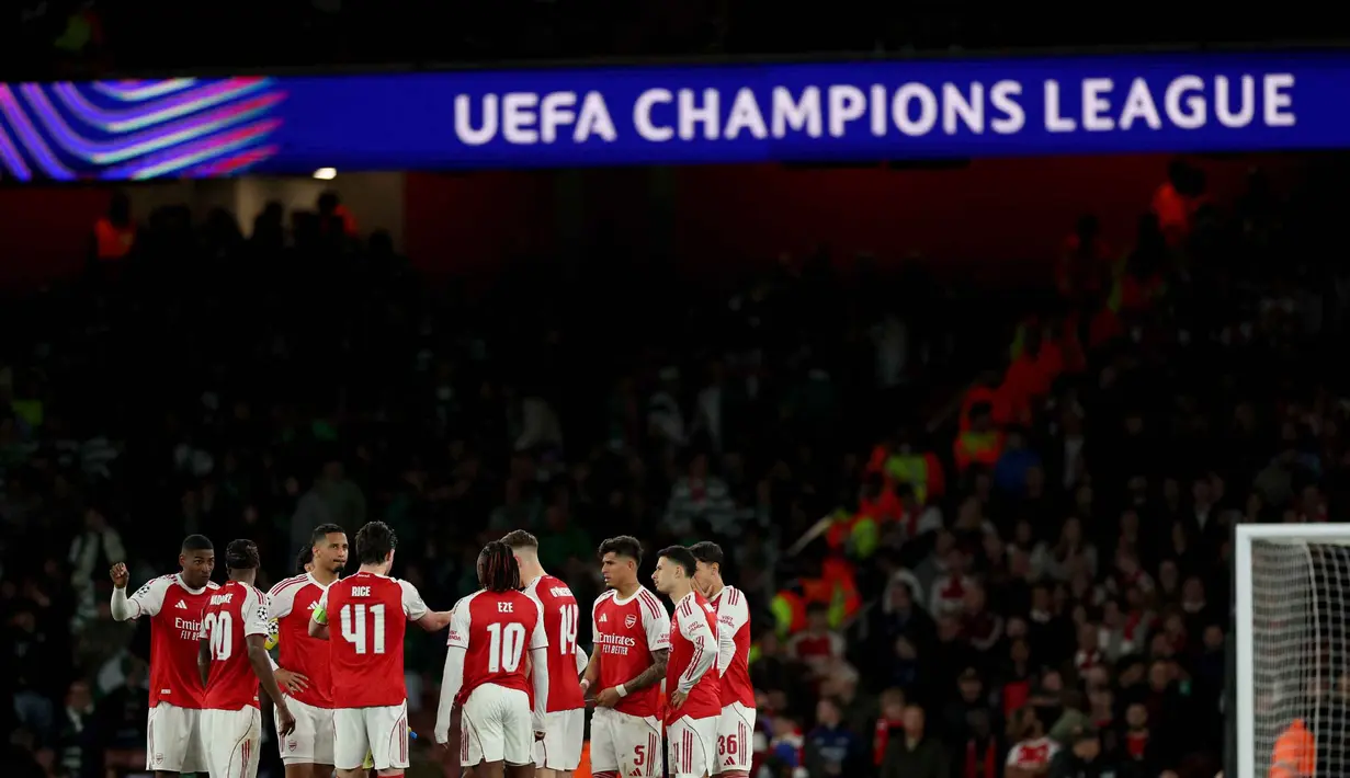 Gelandang Arsenal asal Inggris bernomor punggung 41, Declan Rice, berbicara kepada rekan-rekan setimnya saat pertandingan leg kedua perempat final Liga Champions 2025/2026 melawan Sporting CP di Stadion Emirates, London Utara pada Rabu 15 April 2026 waktu setempat atau Kamis (16/4/2026) dini hari WIB. Arsenal sukses mengamankan langkah ke babak semifinal Liga Champions 2025/2026. (Adrian Dennis/AFP)
