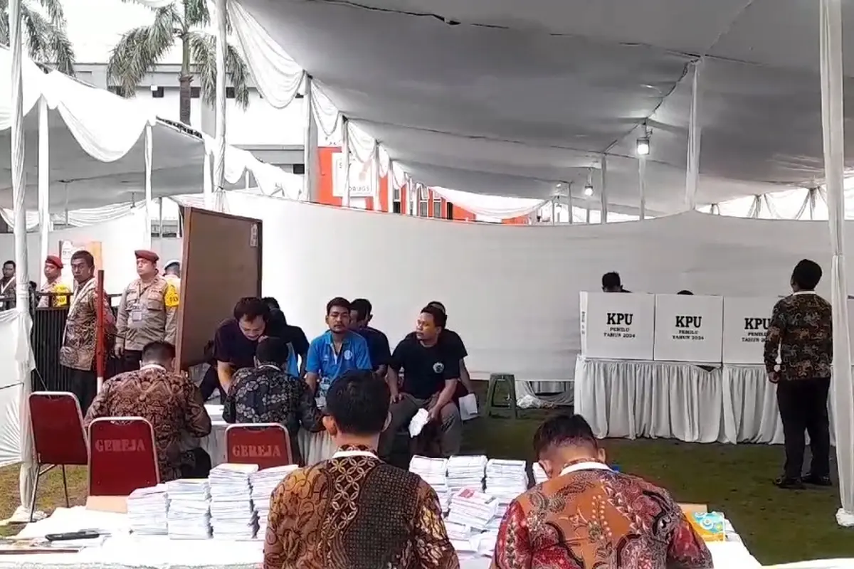 Warga binaan di Lapas Narkotika Kelas IIA Cipinang, Jakarta Timur menggunakan hak suaranya dalam Pemilu 2024, Rabu (14/2/2024).
