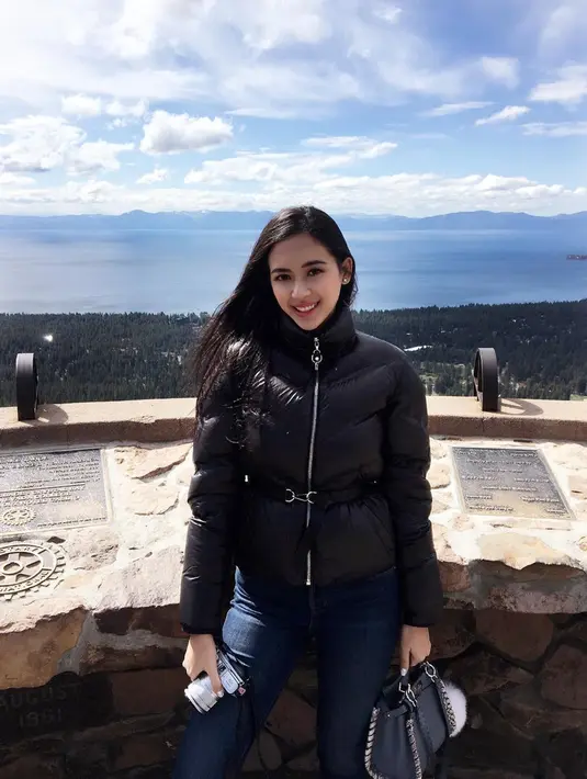 Dengan rambut yang terurai, pemain film "Dilarang Menyanyi di Kamar Mandi" ini menikmati pemandangan danau air tawar di pegunungan Sierra Nevada, California.  Danau cantik ini bernama Danau Tahoe. (Liputan6.com/IG/elviraelph)