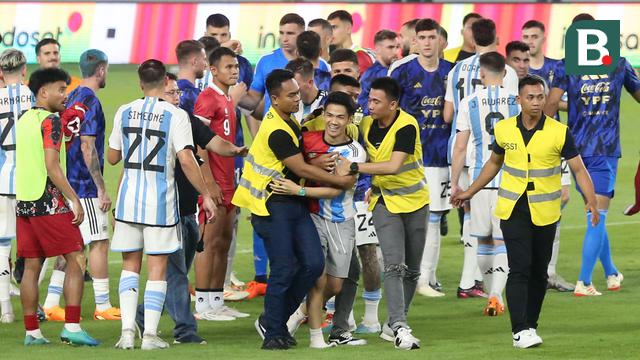 Foto: Cuma Mau Lakukan Ini, Fan Berat Garnacho Nekat Menerobos Masuk ke Lapangan