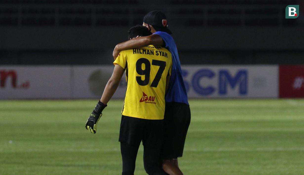 Ekspresi penjaga gawang PSM Makassar, Hilman Syah (kiri) usai kalah adu penalti 3-4 dari Persija Jakarta dalam laga leg kedua semifinal Piala Menpora 2021 di Stadion Manahan, Solo, Minggu (18/4/2021). (Bola.com/Ikhwan Yanuar)