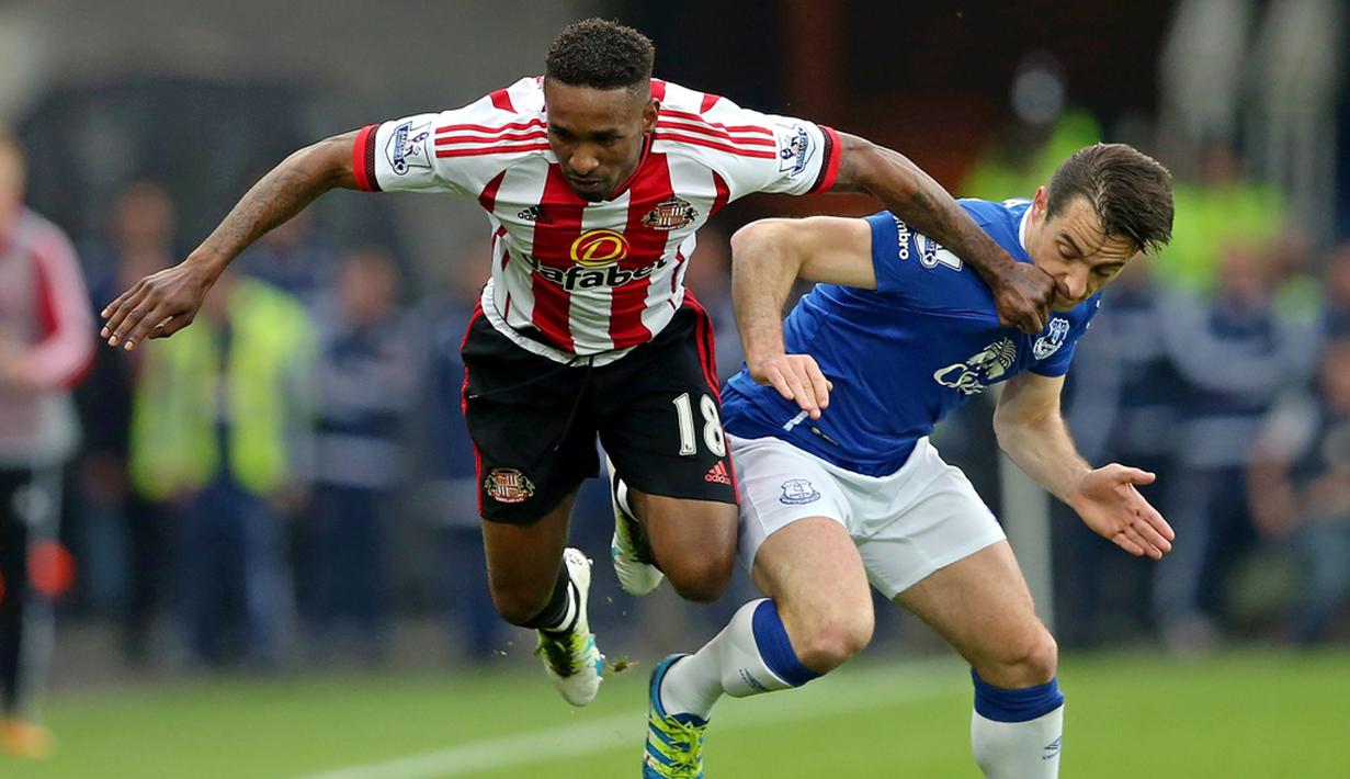 Striker Sunderland, Jermain Defoe (kiri), berebut bola dengan pemain Everton, Leighton Baines, dalam laga Premier League di Stadium of Light, Sunderland, Inggris, (11/5/2016). (AFP/Scott Heppell)