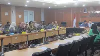 Komisi E Bidang Kesra DPRD DKI Jakarta mengelar rapat kerja membahas hasil evaluasi Kementerian Dalam Negeri (Kemendagri) Terhadap Anggaran (TA) Pendapatan dan Belanja Daerah (APBD) Tahun Anggaran 2023 di Ruang Rapat Komisi E DPRD DKI Jakarta, Kamis (12/1/2023) (Liputan6.com/Winda Nelfira)