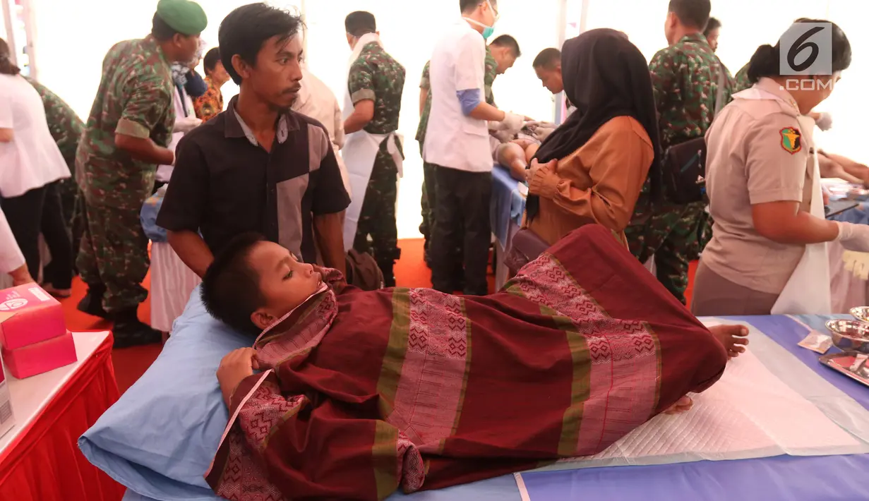 Seorang anak menjalani sunat massal pada kegiatan bakti sosial di Lapangan Merdeka, Balikpapan, Kalimantan Timur, Selasa (23/7/2019). Pertamina bekerja sama dengan Bhayangkari mengadakan bakti sosial di wilayah Balikpapan dalam rangka Hari Kesatuan Gerak Bayangkari ke-67. (Liputan6 com/Angga Yuniar)