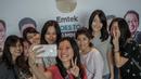 Peserta berswafoto di booth acara EMTEK Goes To Campus (EGTC) 2018 di Universitas Kristen Petra, Surabaya, Rabu (14/11). Gelaran EGTC ini bertujuan memperkenalkan dan mendekatkan Emtek media group pada generasi milenia. (Liputan6.com/Faizal Fanani)