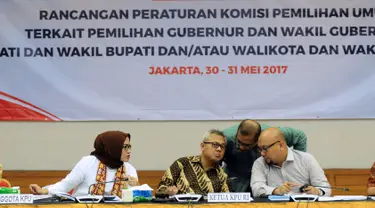 Ketua KPU, Arief Budiman (kedua kiri) bersama komisioner saat melakukan uji publik Rancangan Peraturan KPU terkait Pilgub. Pilbup dan Pilwali di Jakarta, Rabu (31/5). Uji publik dihadiri perwakilan parpol, akademisi. (Liputan6.com/Helmi Fithriansyah) 