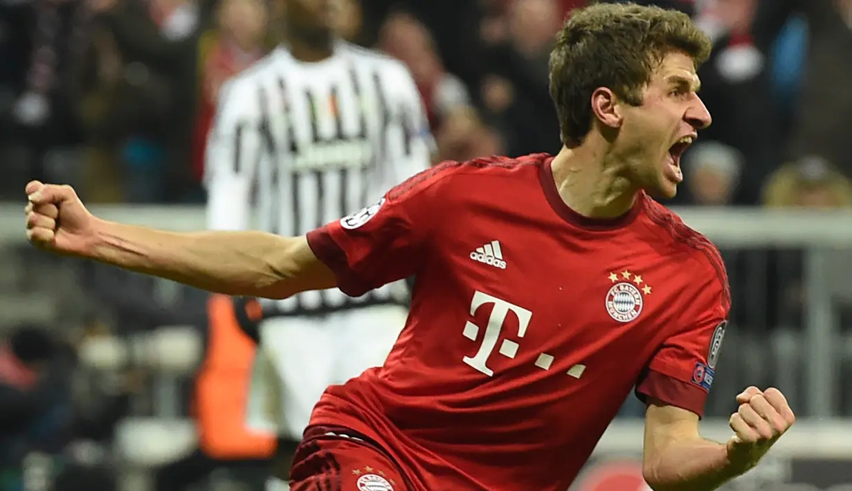 Penyerang Muenchen, Thomas Muller melakukan selebrasi usai mencetak gol kegawang Juventus pada leg kedua 16 besar liga champions di Stadion Allianz Arena, Jerman, Kamis (17/3). Muenchen menang atas Juventus dengan skor 4-2. (AFP/ODD ANDERSEN)