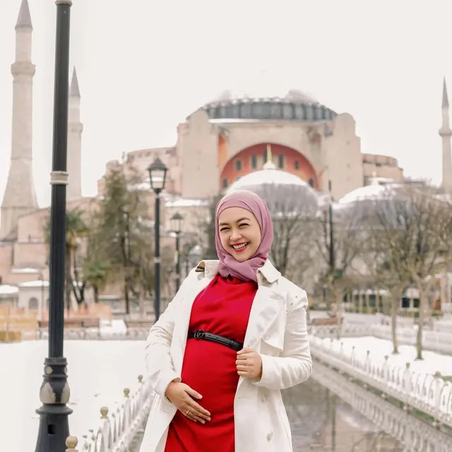 6 Artis Ini Pernah Sembunyikan Kehamilan, Bagikan Kabar saat Baby Bump Terlihat