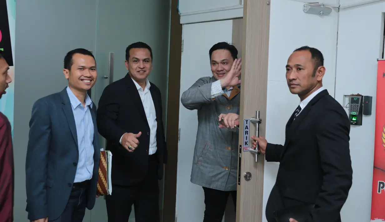 Datang ke Polda Metro Jaya, Farhat menjalani pemeriksaan selama lima jam dan mendapatkan 12 pertanyaan soal kronologi. Ia pun membawa beberapa bukti untuk memperkuat laporannya. (Adrian Putra/Bintang.com)