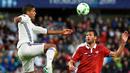 Pemain Real Madrid, Raphael Varane, berebut bola dengan pemain Sevilla, Franco Vazquez, pada laga Piala Super Eropa 2016 di Stadion Lerkendal, Rabu (10/8/2016) dini hari WIB. (AFP/Jonathan Nackstrand)