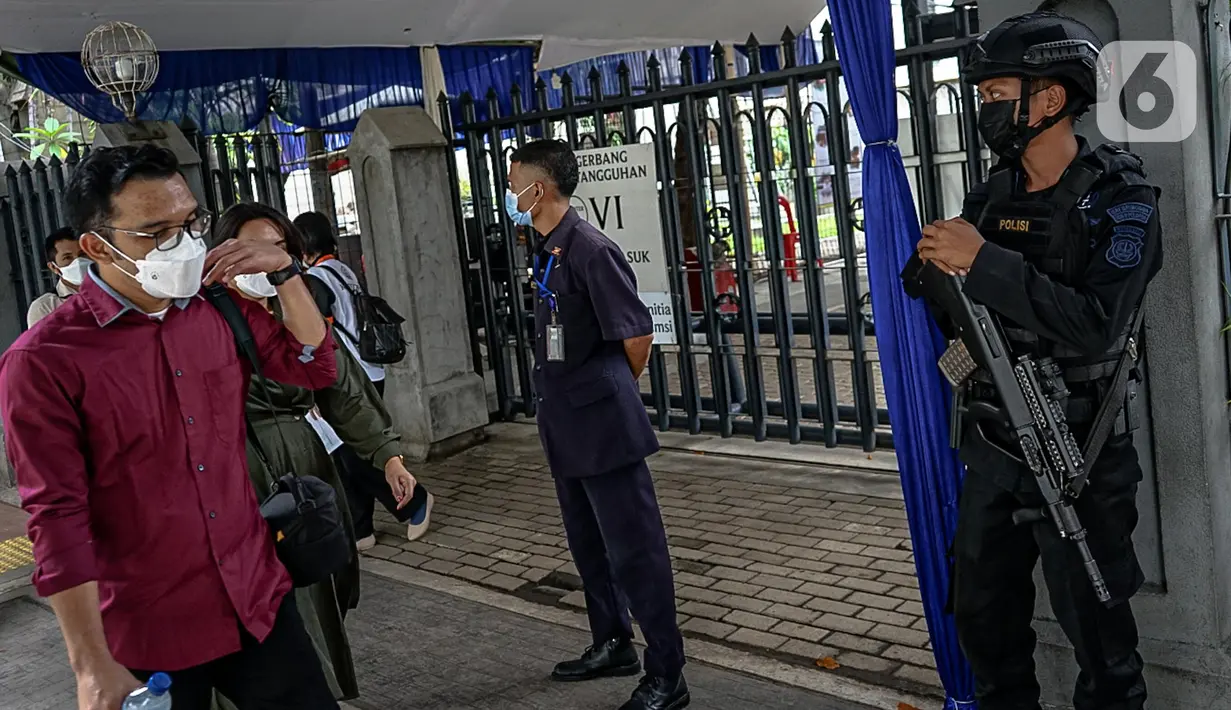 Polisi bersenjata melakukan pejagaan saat misa Minggu Paskah di Gereja Katedral, Jakarta, Minggu (4/4/2021). Pengamanan diperketat menyusul serangkaian aksi teror bebarapa waktu terakhir, yakni di Gereja Katedral Makassar dan Mabes Polri. (Liputan6.com/Faizal Fanani)