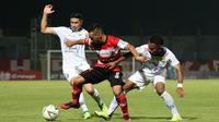 Duel gelandang Madura United, Diego Assis, dengan pemain Persib, Esteban Vizcarra dan Ardi Idrus, di Stadion Gelora Bangkalan, Bangkalan (5/10/2019). (Bola.com/Aditya Wany)