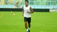 Bagas Adi Nugroho siap latihan normal pekan depan bersama Arema. (Bola.com/Iwan Setiawan)