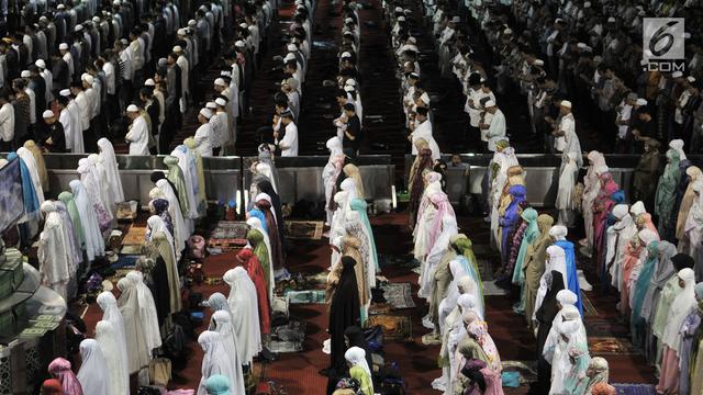 Khusyuk, Ribuan Jemaah Salat Tarawih Pertama di Masjid Istiqlal
