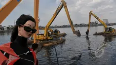 Sejumlah pekerja  pengerukan Waduk, di Waduk Pluit, Jakarta, Kamis (30/4/2015). Pengerukan waduk pluit  dilakukan selain untuk mengurangi sampah - sampah di waduk juga untuk keindahan waduk. (Liputan6.com/JohanTallo)