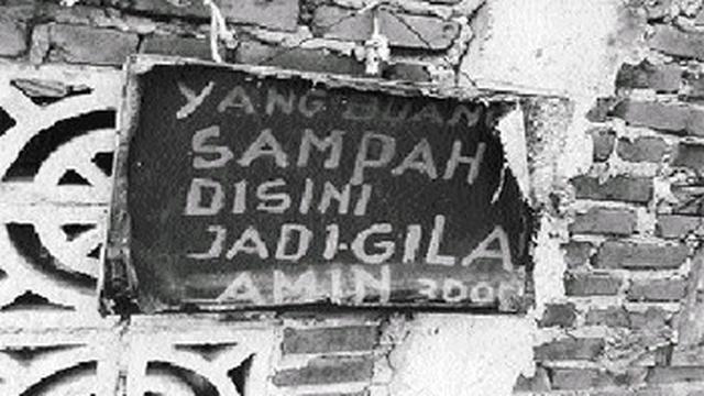 6 Tulisan Buang Sampah Pakai Ancaman Ini Ngeri-Ngeri Sedap, Kocak