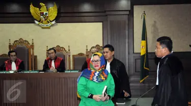 Mantan Anggota komisi VII DPR RI dari F-Partai Hanura, Dewie Yasin Limpo menangis usai menjalani sidang di Pengadilan Tipikor, Jakarta, Senin (13/6). Dewie divonis 6 tahun penjara dan denda Rp200 juta subsider 3 bulan kurungan. (Liputan6.com/Helmi Afandi)