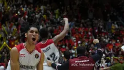 Para pemain Tim Basket Putra Indonesia berselebrasi usai mengalahkan Filipina pada SEA Games 2021 Vietnam di Thanh Tri Sport Information and Culutural Center Gymnasium, Minggu (22/5/2022). Tim basket putra Indonesia mencetak sejarah dengan menumbangkan Filipina dan merebut emas SEA Games pertama sejak 1977. (NOC Indonesia/MP Media/Iqbal Fauzi)