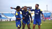 Striker Arema FC,&nbsp;Dalberto Luan (tengah), merayakan gol bersama&nbsp;rekan-rekannya setelah membobol gawang Bhayangkara FC pada pekan 3 BRI Super League 2025/2026 di Stadion Kanjuruhan, Jumat (22/8/2025). (Bola.com/Iwan Setiawan)