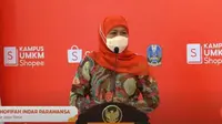 Gubernur Jawa Timur Khofifah Indar Parawansa saat meresmikan Kampus UMKM Shopee Malang, Selasa, 12 April 2022 (Liputan6.com/Komarudin)