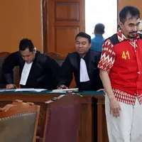 Sidang terdakwa Gatot Brajamusti terkait kepemilikan senjata api ilegal dan satwa liar kembali digelar di Pengadilan Negeri Jakarta Selatan, Selasa (27/3/2018). Suasana berbeda dalam sidang beragenda pembacaan tuntan. (Nurwahyunan/Bintang.com)