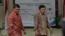 Dirut ANTAM Tedy Badrujaman (kiri), Dirut INALUM Winardi Sunoto menuju meja penandantangan nota kesepahaman  di Jakarta, Kamis (15/10/2015).  ANTAM dan INALUM melakukan kerjasama pembangunan Smelter Grade Alumunia Refinery. (Liputan6.com/Angga Yuniar)