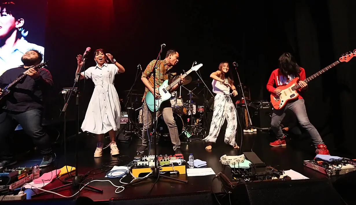 Antusiasme penonton yang sudah bersemangat ternyata tak memuaskan Iga Massardi puas kala melantunkan lagi Api & Lentera. (Bambang E. Ros/Bintang.com)