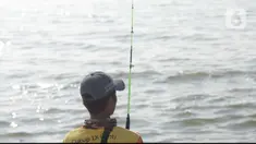 Warga mancing di tepi pantai pelabuhan kali Adem Muara Angke, Jakarta, Sabtu (18/4/2021). Bulan Ramadhan pada kesempatan ini walau di tengah masa pandemi Covid-19 warga yang memancing ikan sambil menunggu waktu berbuka puasa. (merdeka.com/Imam Buhori)