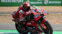 Pembalap Ducati, Francesco Bagnaia (kanan), harus puas meraih podium ketiga pada sprint race dan main race MotoGP Thailand 2025 di Sirkuit Buriram, Sabtu (1/3/2025) dan Minggu (2/3/2025). (AFP/Lillian SUWANRUMPHA)