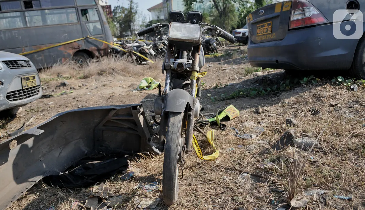 Kendaraan dinas kepolisian berada di pesisir Marunda, Jakarta, Selasa (22/10/2019). Puluhan kendaraan bermotor yang terdiri dari mobil, bus, dan sepeda motor milik Polres Jakarta Utara itu sengaja ditempatkan di pesisir karena sudah rusak dan tidak lagi dapat digunakan. (merdeka.com/Iqbal Nugroho)