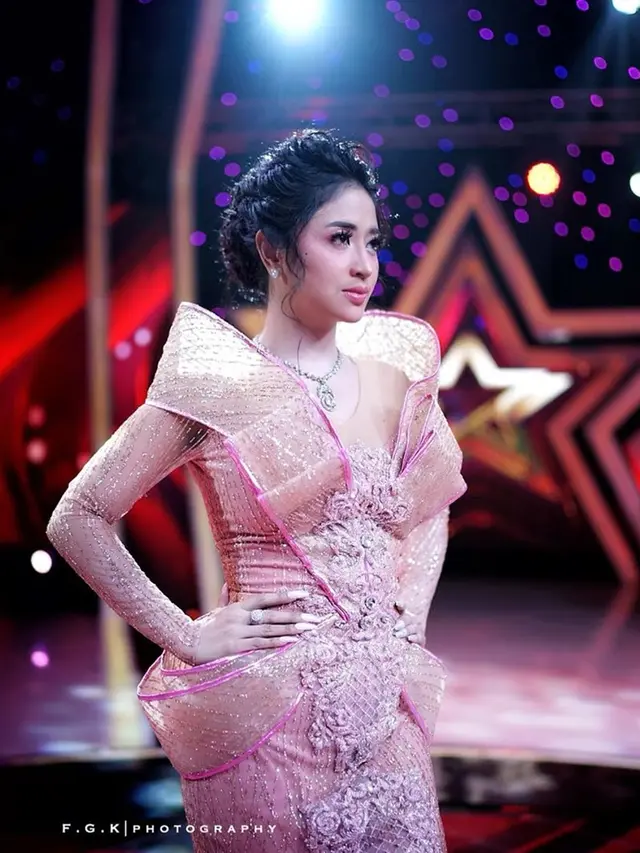 Siap Gelar Konser 17 Tahun Berkarier, Ini 6 Gaya Panggung Dewi Perssik